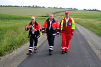 Die Sanitäterinnen und Sanitäter von den Maltesern und dem Roten Kreuz sind nicht nur zur Versorgung der Blasen, sondern auch für die Verkehrssicherheit zuständig.